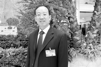 圖為全國人大代表、廣西壯族自治區(qū)林業(yè)廳廳長、黨組書記陳秋華。